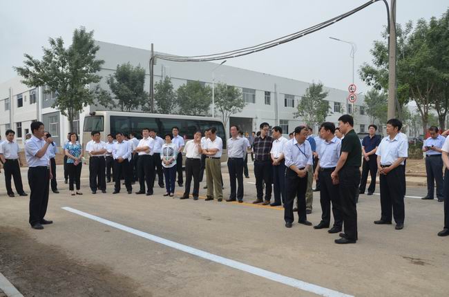 市、區(qū)觀摩團(tuán)到華紡科技產(chǎn)業(yè)園實(shí)地考察